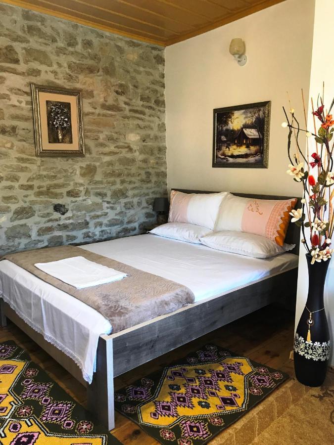 Hotel The Mosaic House - Shtepia Me Mozaik à Përmet Extérieur photo