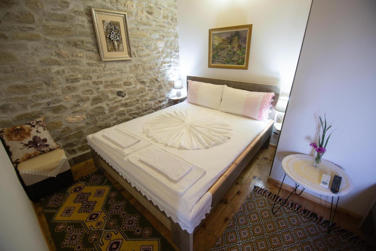 Hotel The Mosaic House - Shtepia Me Mozaik à Përmet Extérieur photo