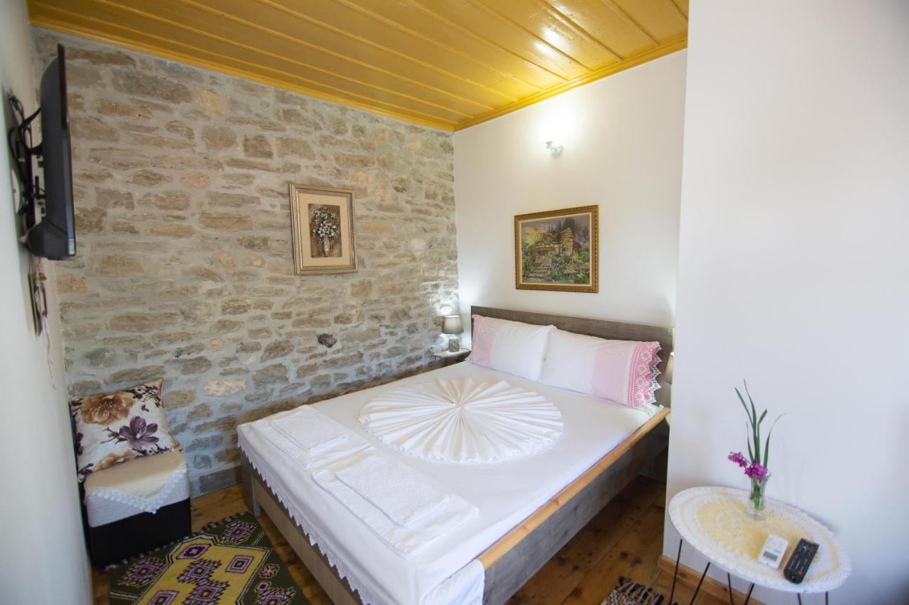 Hotel The Mosaic House - Shtepia Me Mozaik à Përmet Extérieur photo